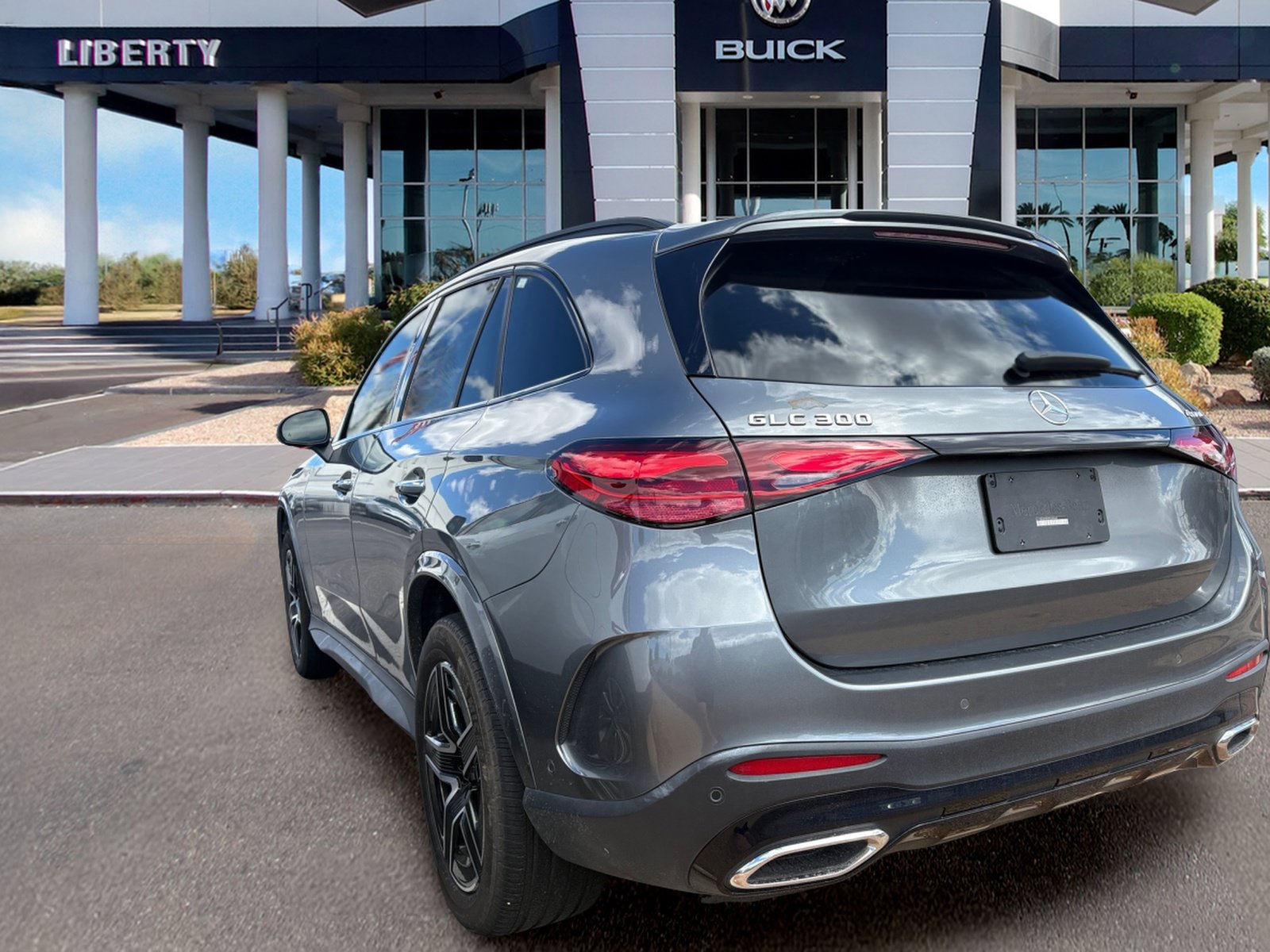 Used 2023 Mercedes-Benz GLC 300 4MATIC image 3