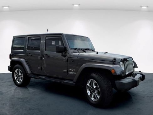 Used 2018 Jeep Wrangler Unlimited Sahara w/ Connectivity Group AWD/4WD image 4