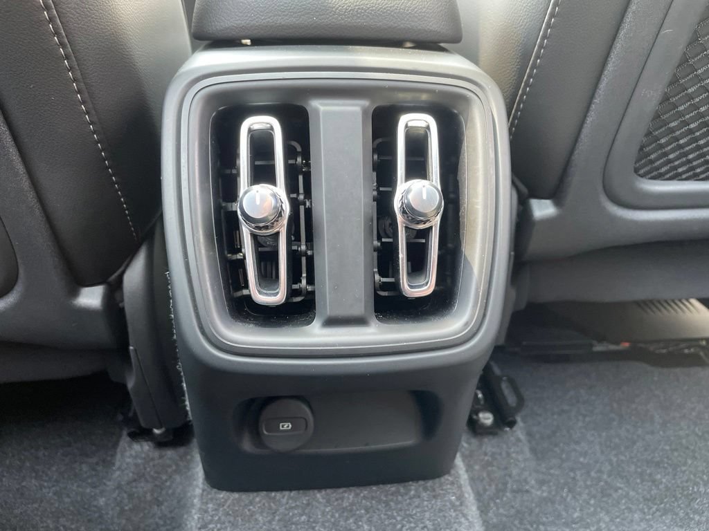 Certified 2025 Volvo XC40 B5 Plus AWD/4WD image 17