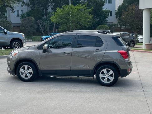 Used 2022 Chevrolet Trax LT w/ LT Convenience Package FWD image 3