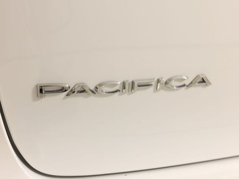 Used 2024 Chrysler Pacifica Limited FWD image 45