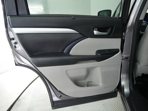 Used 2017 Toyota Highlander XLE AWD/4WD image 38
