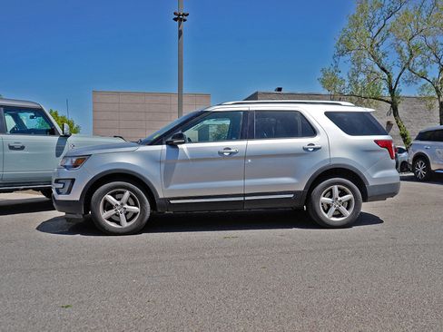 Used 2016 Ford Explorer XLT w/ Equipment Group 201A AWD/4WD image 5