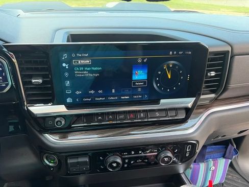 Used 2022 Chevrolet Silverado 1500 LT Trail Boss w/ Convenience Package II AWD/4WD image 7