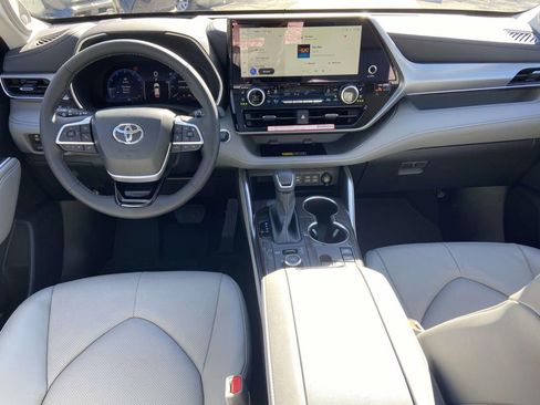 Used 2026 Toyota Highlander Limited image 11