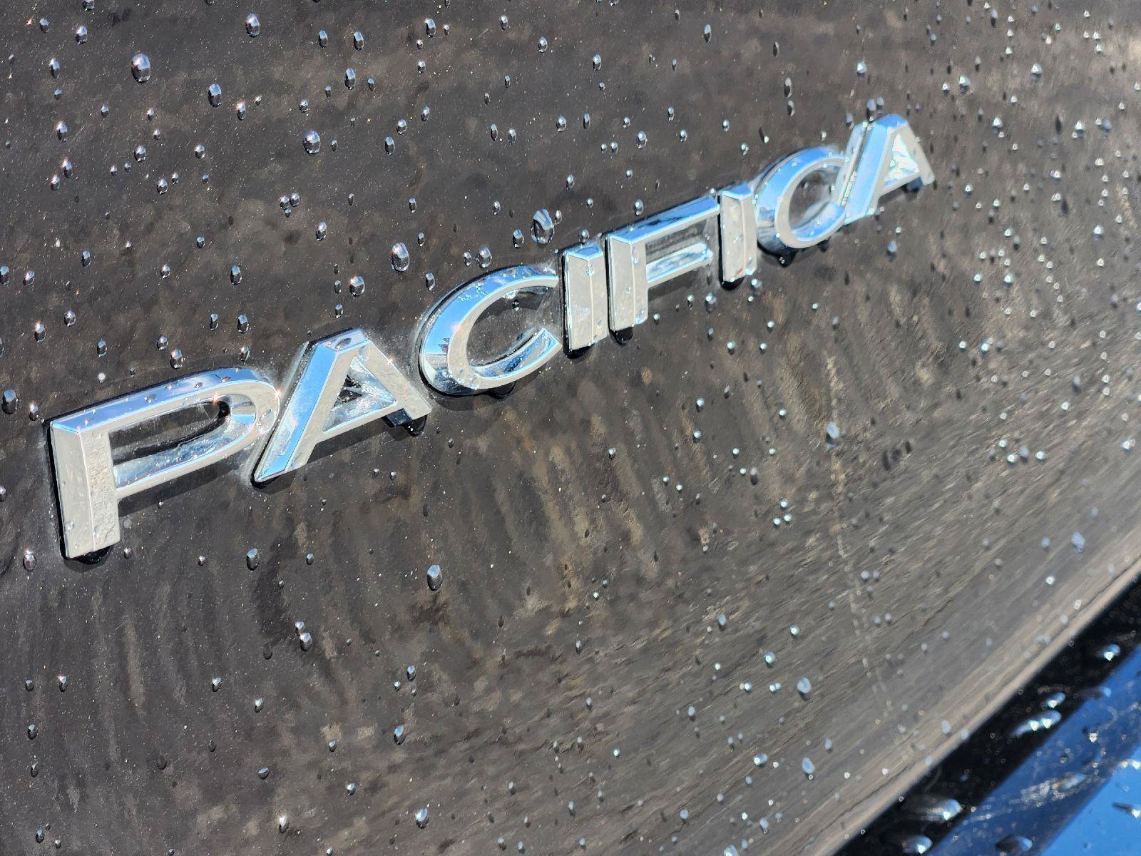 Used 2025 Chrysler Pacifica Select FWD image 13