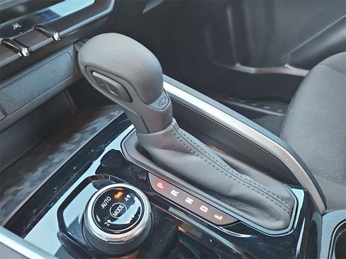 Used 2024 Chevrolet Colorado Trail Boss w/ Technology Package image 34