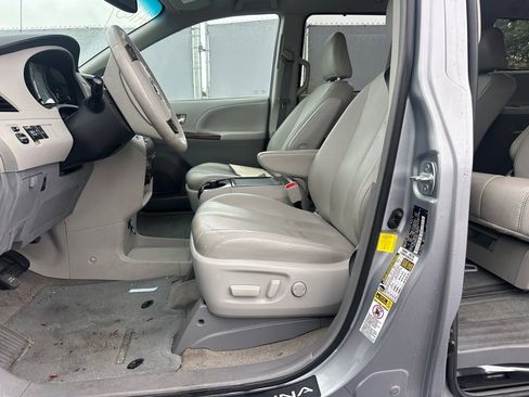 Used 2013 Toyota Sienna XLE image 9