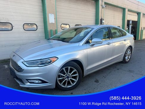 Used 2017 Ford Fusion SE FWD image 1