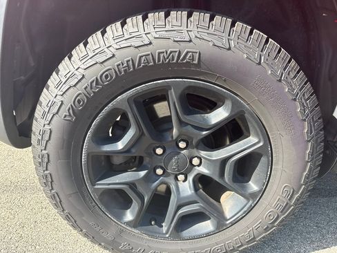 Used 2019 Jeep Cherokee Trailhawk w/ Cold Weather Group AWD/4WD image 12