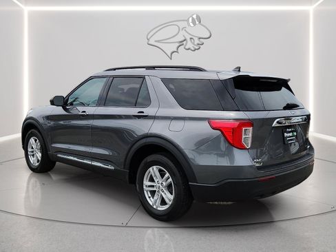 Used 2023 Ford Explorer XLT AWD/4WD image 3