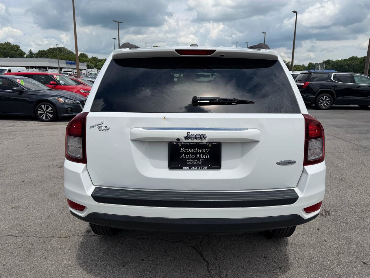 Used 2017 Jeep Compass Latitude FWD image 4
