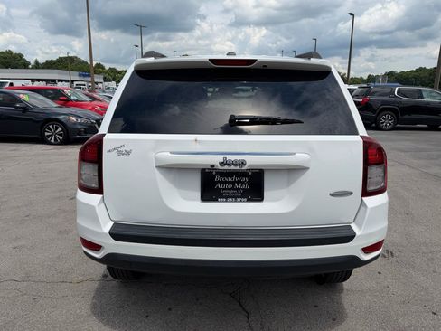 Used 2017 Jeep Compass Latitude FWD image 4