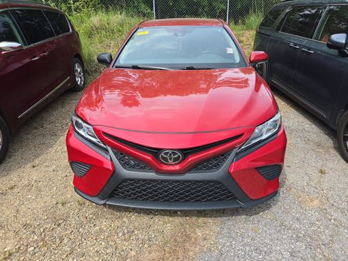 Used 2020 Toyota Camry SE w/ Convenience Package FWD image 2