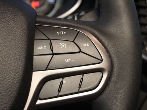 Used 2021 Jeep Cherokee Latitude AWD/4WD image 17
