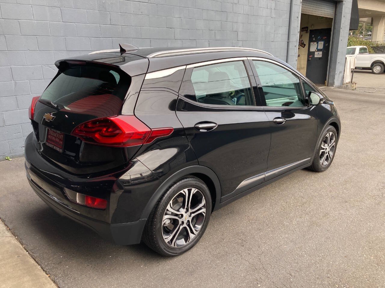Used 2017 Chevrolet Bolt Premier w/ Driver Confidence II Package FWD image 4