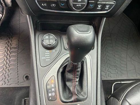 Used 2019 Jeep Cherokee Trailhawk AWD/4WD image 19