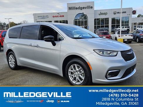 New 2026 Chrysler Pacifica Select image 1