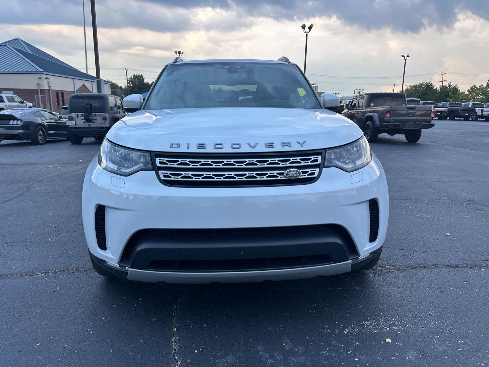 Used 2018 Land Rover Discovery HSE AWD/4WD image 2