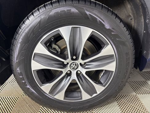 Used 2021 Toyota Highlander XLE image 34