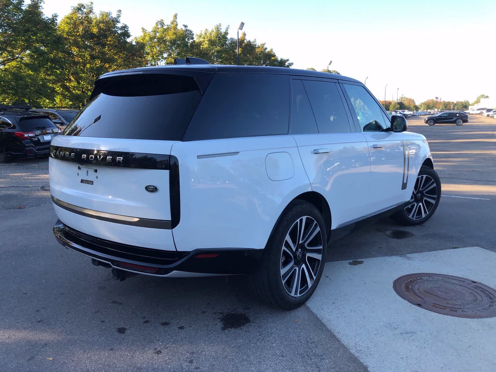 Used 2023 Land Rover Range Rover SE AWD/4WD image 3