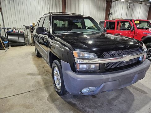 Used 2003 Chevrolet Avalanche Base image 3