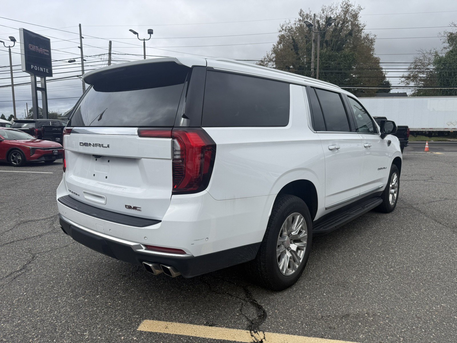 Used 2025 GMC Yukon XL Denali AWD/4WD image 3