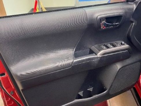 Used 2018 Toyota Tacoma TRD Sport RWD image 12