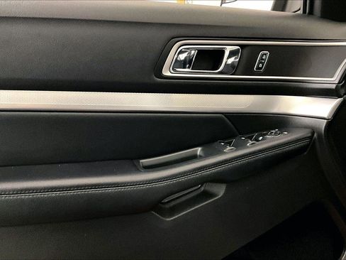 Used 2017 Ford Explorer XLT image 23