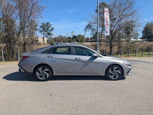 Used 2025 Hyundai Elantra SEL FWD image 2
