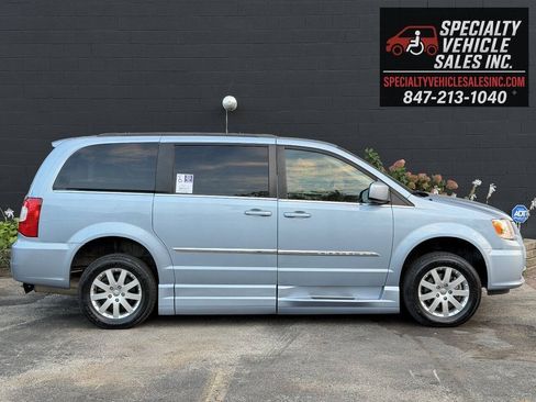 Used 2013 Chrysler Town & Country Touring FWD image 6