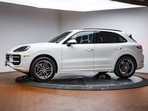 Used 2025 Porsche Cayenne image 2