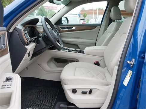 Certified 2025 Volkswagen Atlas SE image 13