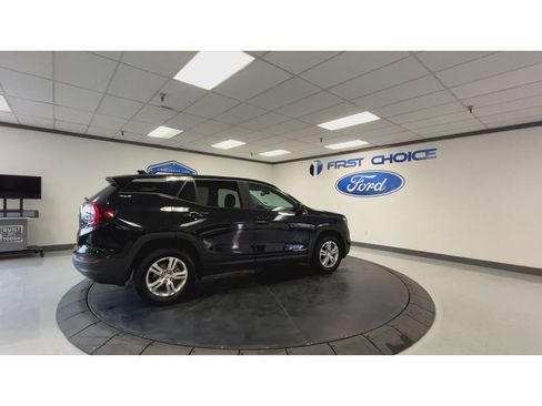 Used 2024 GMC Terrain SLE AWD/4WD image 2