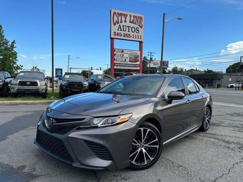 Used 2019 Toyota Camry SE FWD image 1