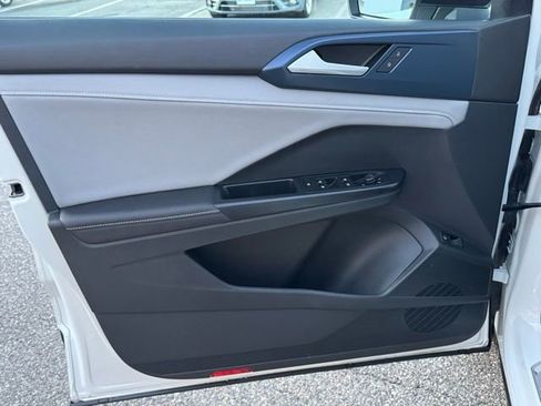 Certified 2024 Volkswagen Taos SE w/ Panoramic Sunroof Package image 32