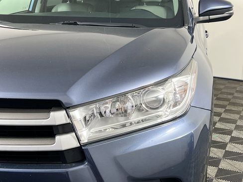 Used 2018 Toyota Highlander XLE AWD/4WD image 11