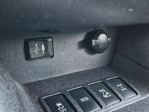 Used 2016 Toyota Highlander XLE AWD/4WD image 32