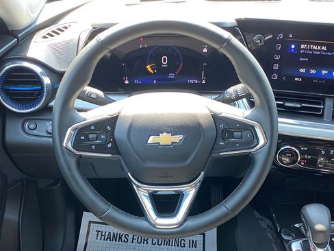 Used 2025 Chevrolet Trax LT w/ LT Convenience Package FWD image 19