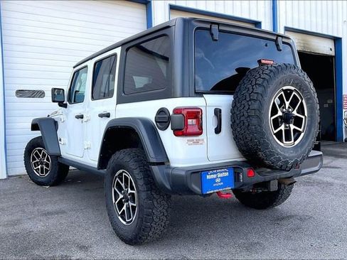 Used 2025 Jeep Wrangler Unlimited Rubicon AWD/4WD image 3