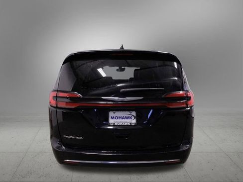 Used 2024 Chrysler Pacifica Touring-L image 5
