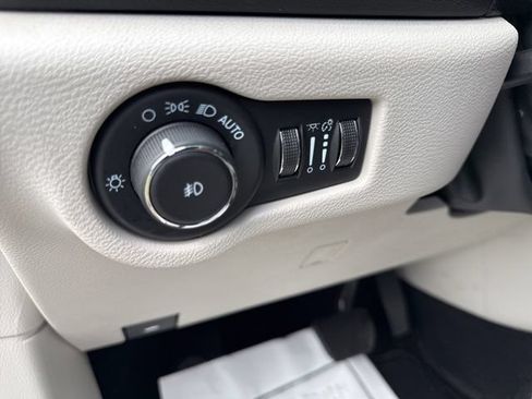 Used 2024 Chrysler Pacifica Touring-L FWD image 31