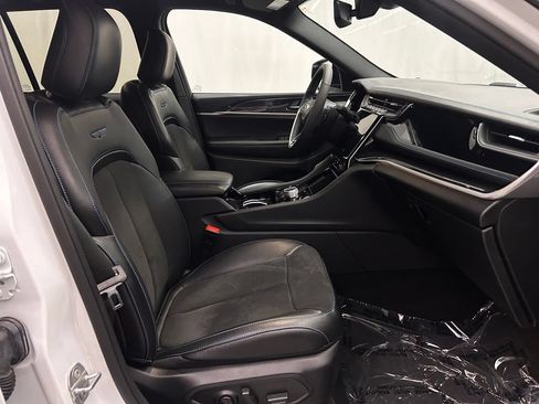 Used 2023 Jeep Grand Cherokee Trailhawk AWD/4WD image 17