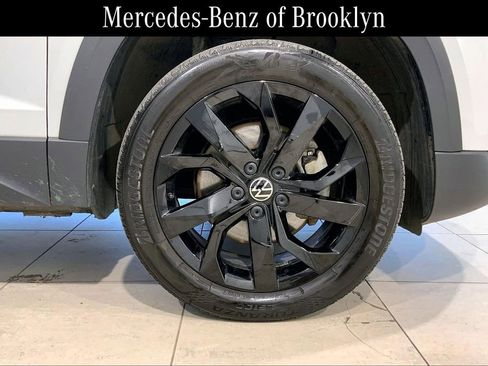 Used 2023 Volkswagen Taos SE w/ Panoramic Sunroof Package image 10