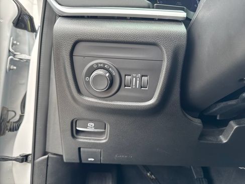 Used 2025 Jeep Grand Cherokee Altitude AWD/4WD image 15