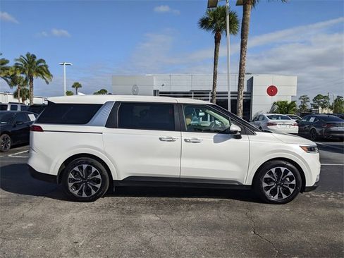 Used 2024 Kia Carnival EX image 3