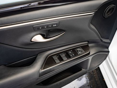 Certified 2019 Lexus ES 350 w/ Accessory Package 2 image 22