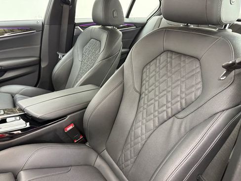 Used 2023 BMW 540i w/ Premium Package image 9