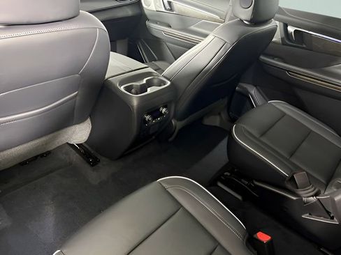 Used 2025 Buick Enclave Avenir AWD/4WD image 38