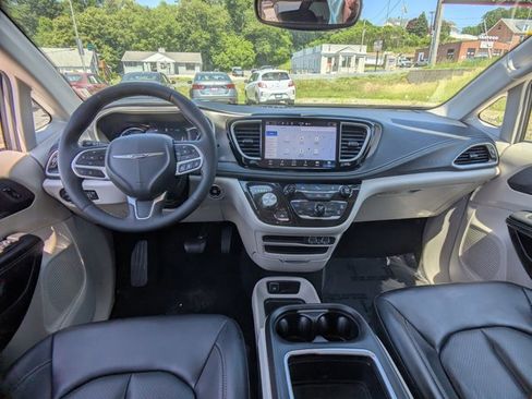 Used 2023 Chrysler Pacifica Touring-L FWD image 17